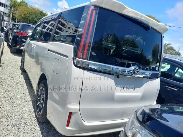 Toyota Noah 2.0 FWD (8 Seater) 2019 White