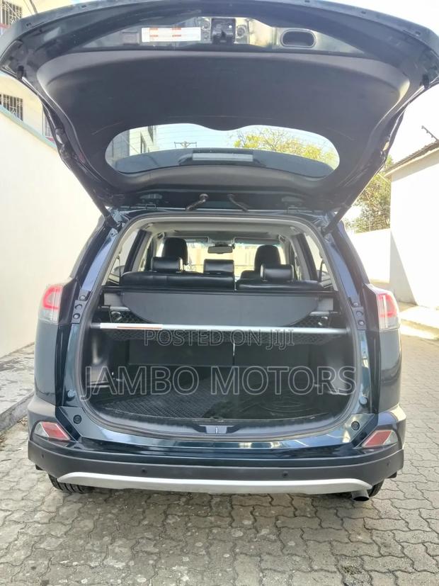 Toyota RAV4 LE 4dr SUV (2.5L 4cyl 6A) 2018 Gray