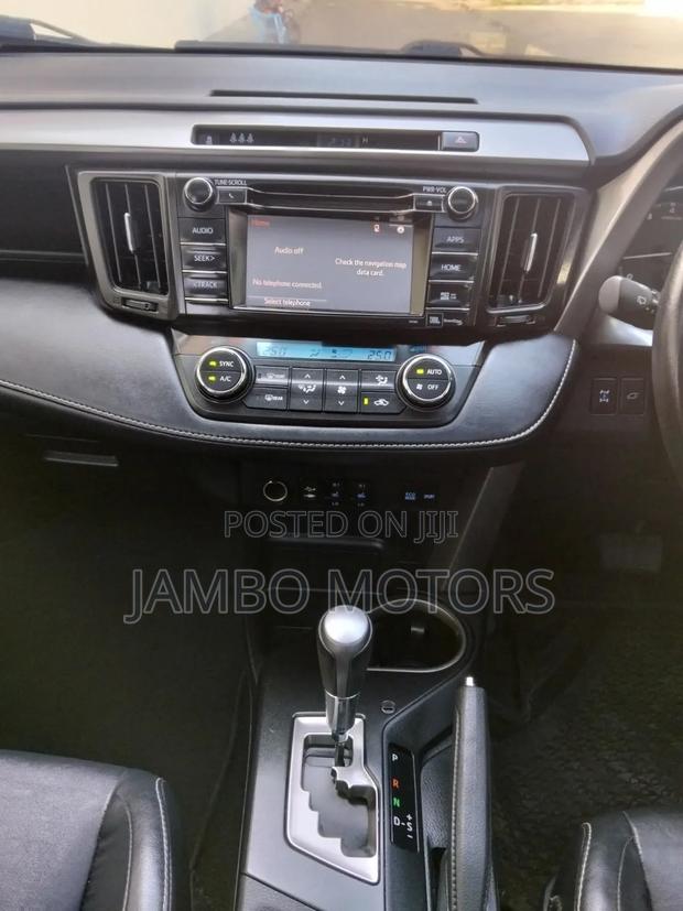 Toyota RAV4 LE 4dr SUV (2.5L 4cyl 6A) 2018 Gray