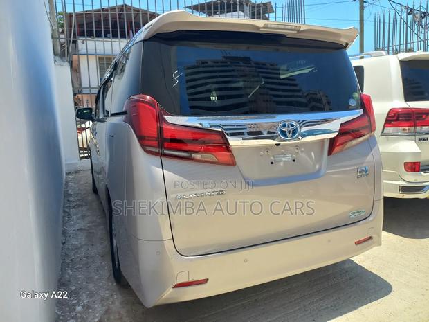 Toyota Alphard 2.5 Hybrid AWD 2019 Beige