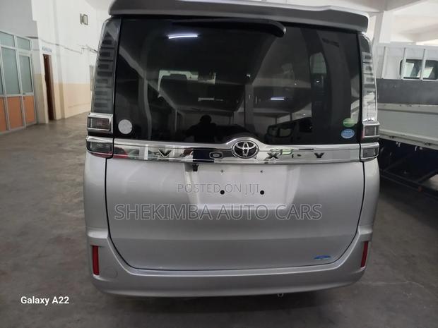 Toyota Voxy 2019 Silver