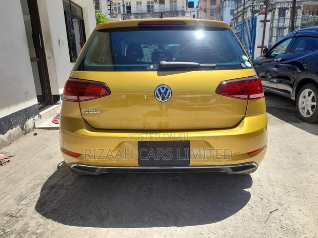 Volkswagen Golf 2018 Gold