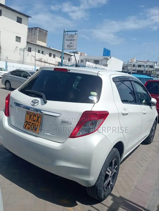 Toyota Vitz 1.3 FWD 5dr 2012 Pearl