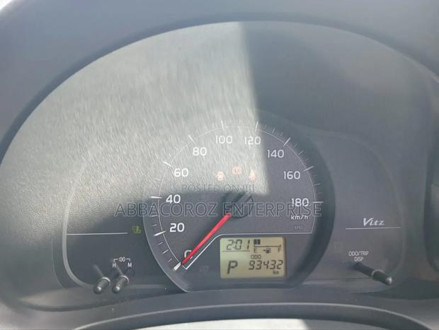 Toyota Vitz 1.3 FWD 5dr 2012 Pearl