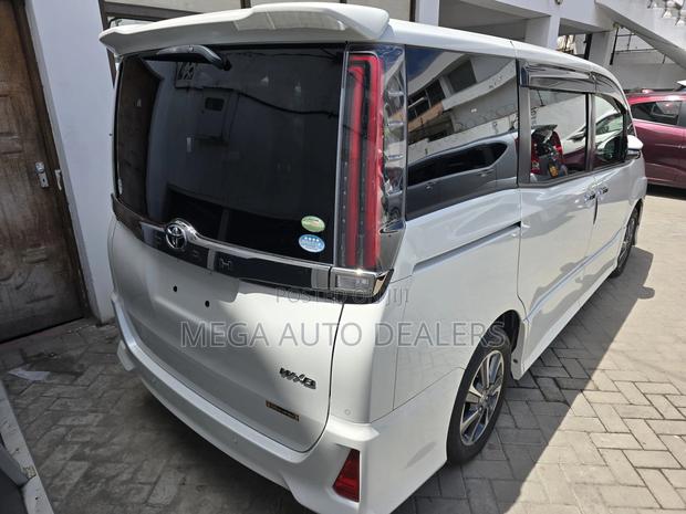 Toyota Noah 2018 White