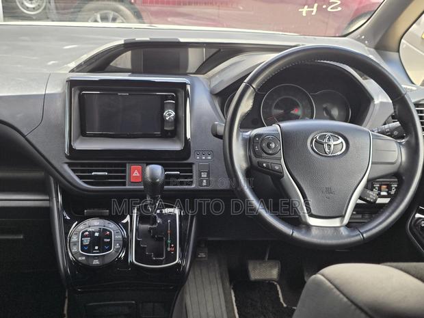 Toyota Noah 2018 White