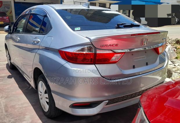 Honda Grace 2018 White