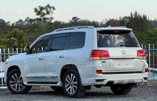 Toyota Land Cruiser 4.6 V8 ZX 2018 Pearl