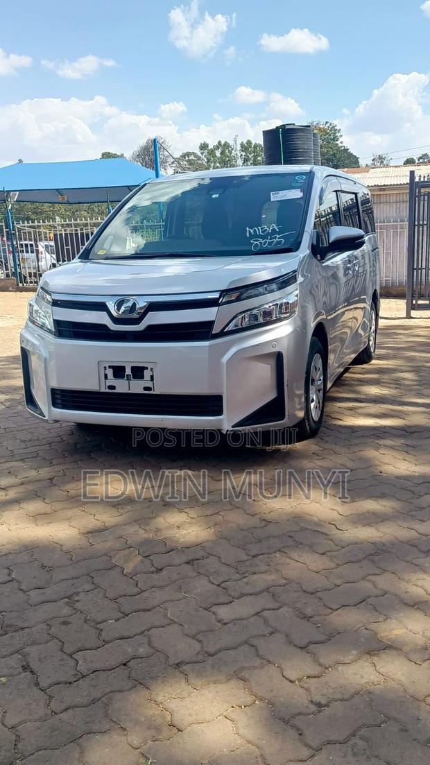 Toyota Voxy 2018 Silver