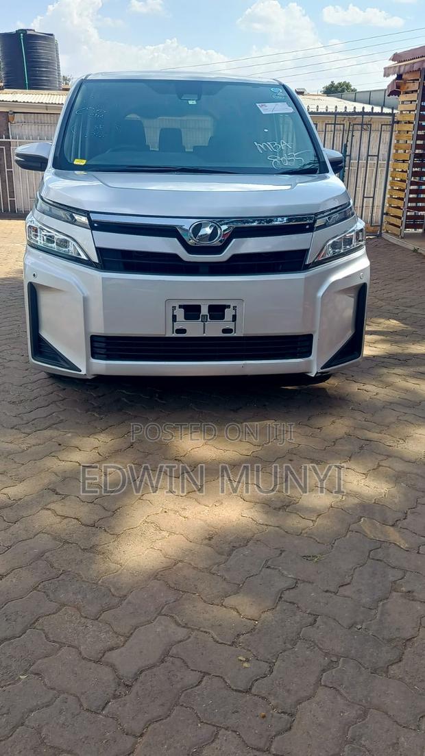 Toyota Voxy 2018 Silver