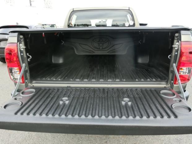 Toyota Hilux 2020 Gray