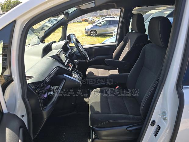 Toyota Esquire 2018 White