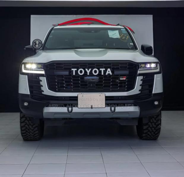 Toyota Land Cruiser LC300 2023 White