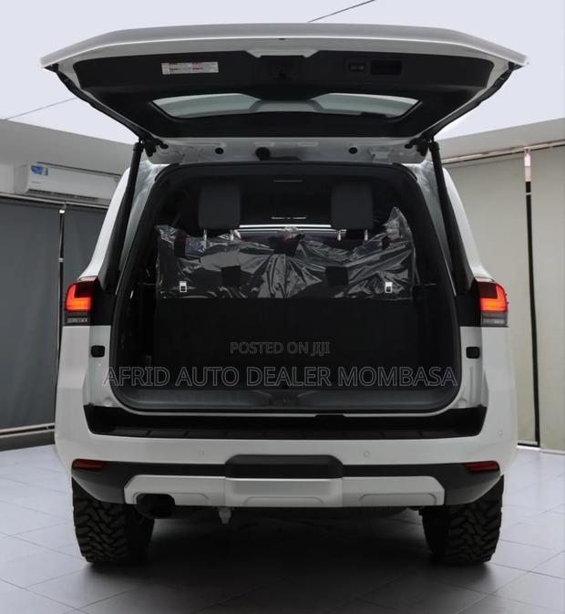 Toyota Land Cruiser LC300 2023 White