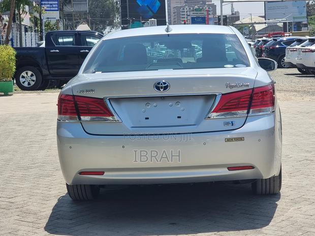 Toyota Crown 2018 Silver