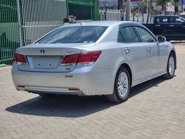 Toyota Crown 2018 Silver