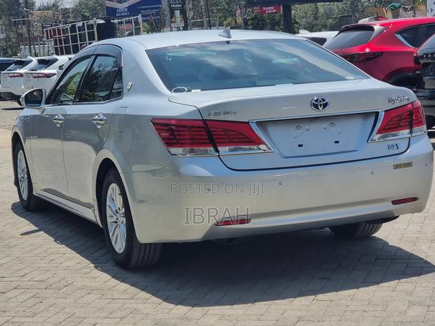 Toyota Crown 2018 Silver