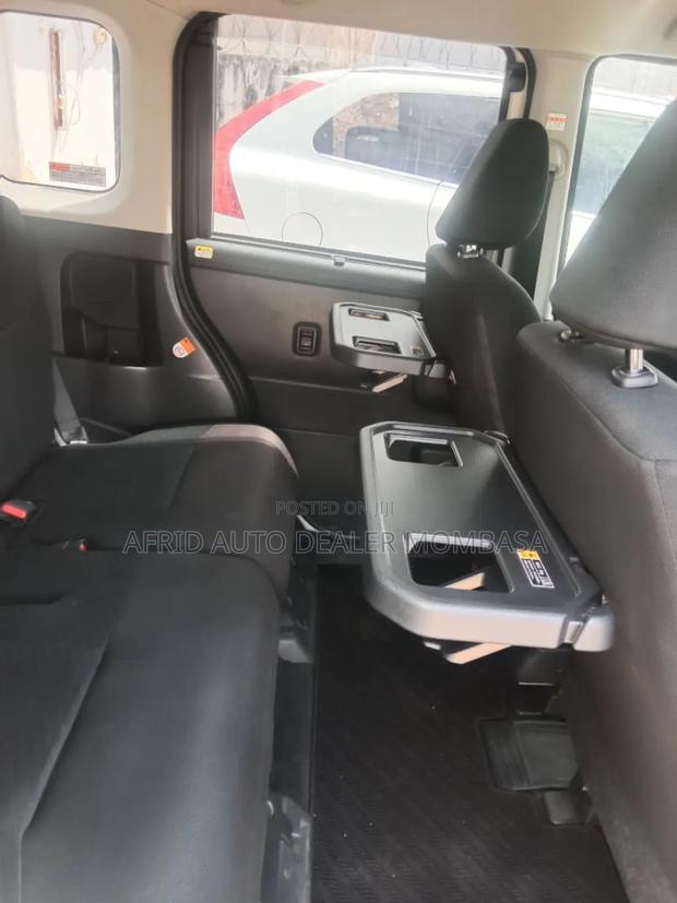 Toyota Tank 1.0 FWD 2019 White