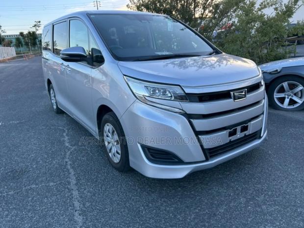 Toyota Noah 2.0 FWD (8 Seater) 2018 Silver