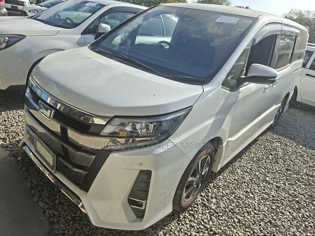 Toyota Noah 2.0 AWD (7 Seater) 2019 White