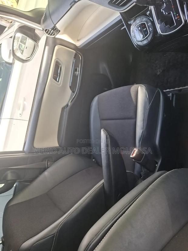 Toyota Noah 2.0 AWD (7 Seater) 2019 White