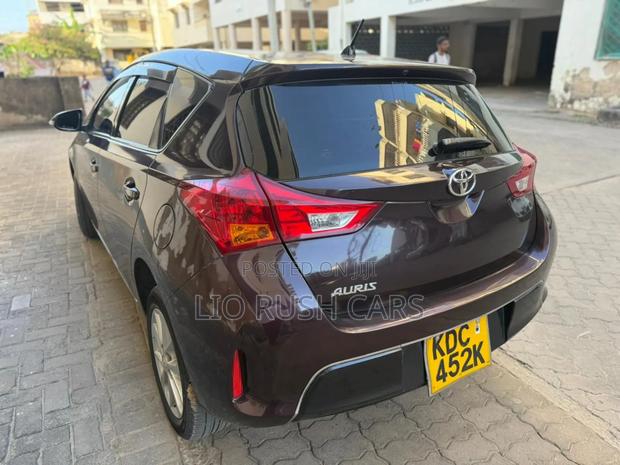 Toyota Auris 2014 Red