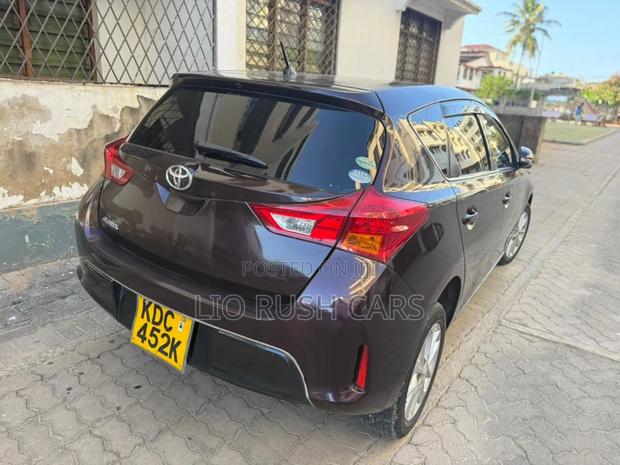 Toyota Auris 2014 Red