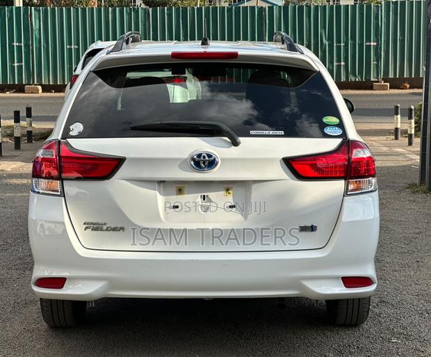 Toyota Corolla Fielder 1.5 Hybrid FWD 2019 White