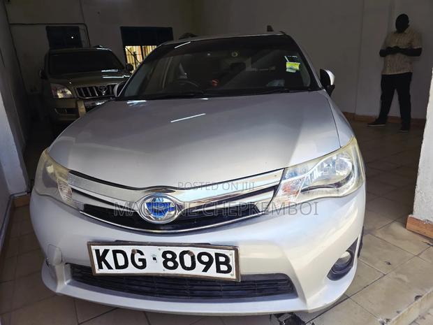 Toyota Corolla Fielder 1.5 Hybrid FWD 2015 Silver