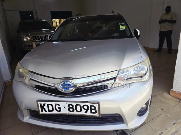 Toyota Corolla Fielder 1.5 Hybrid FWD 2015 Silver