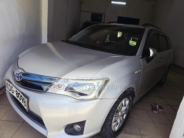 Toyota Corolla Fielder 1.5 Hybrid FWD 2015 Silver