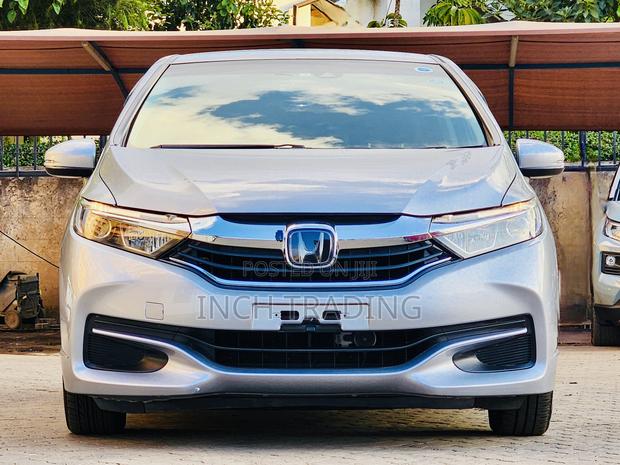 Honda Shuttle 1.5 Hybrid 2WD 2018 Silver