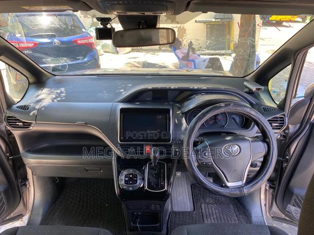 Toyota Voxy 2018