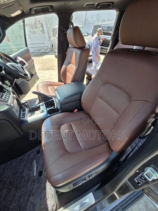 Toyota Land Cruiser 4.6 V8 ZX 2019 Gray