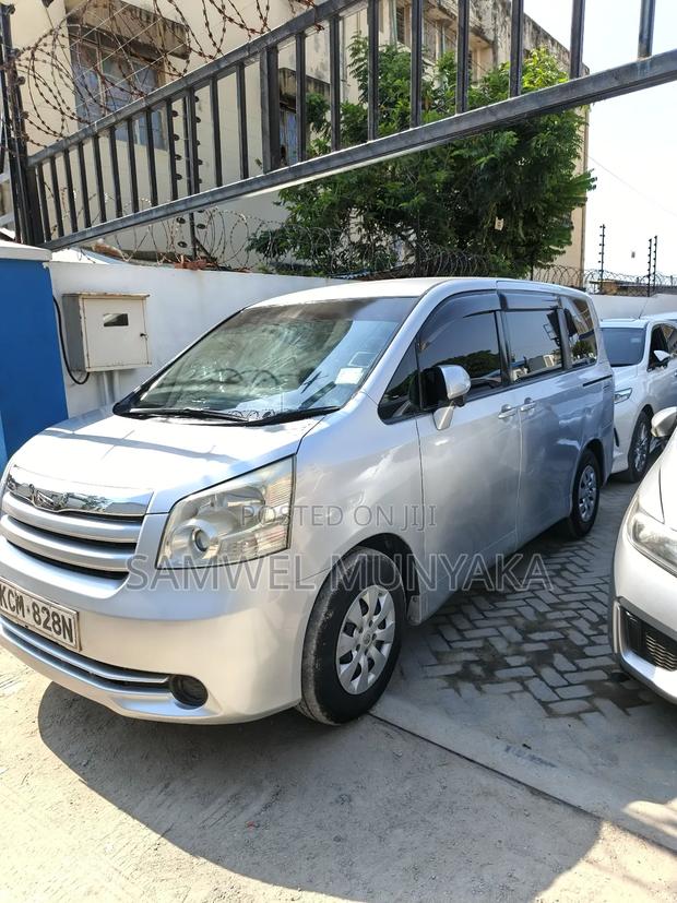 Toyota Noah 2.0 143hp FWD (8 Seater) 2012 Silver