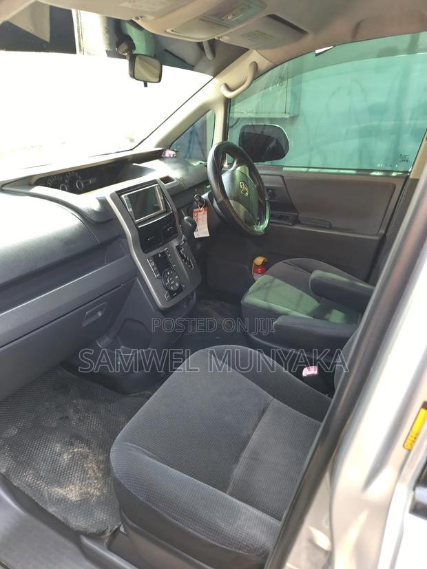 Toyota Noah 2.0 143hp FWD (8 Seater) 2012 Silver