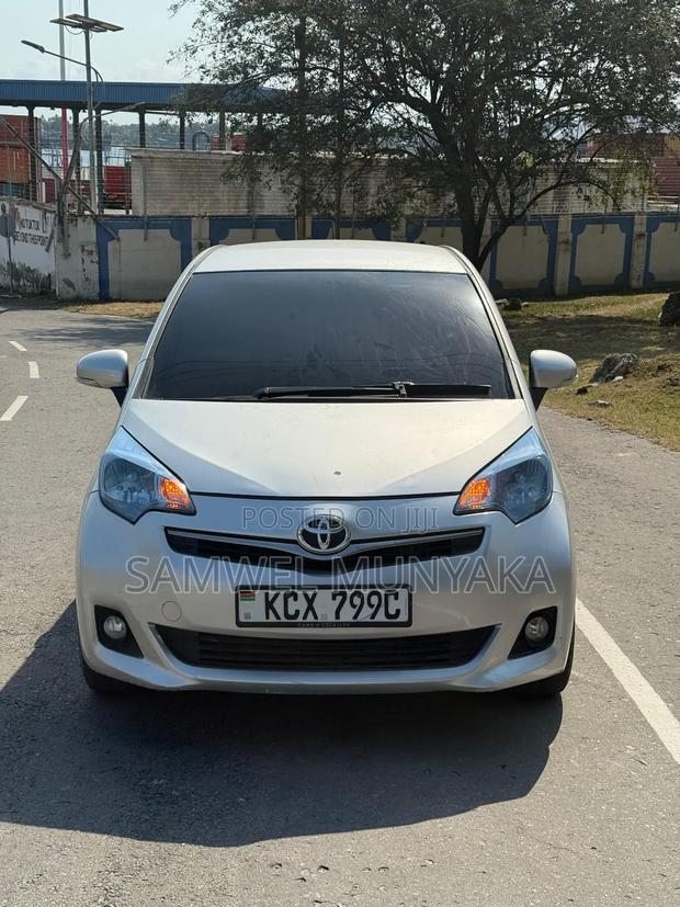 Toyota Ractis 1.5 FWD 2013 Silver