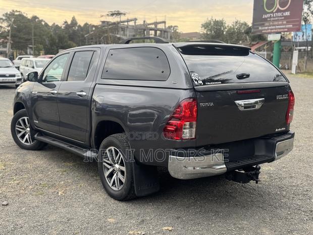 Toyota Hilux Rugged X 4x4 2018 Gray