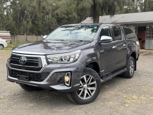 Toyota Hilux Rugged X 4x4 2018 Gray