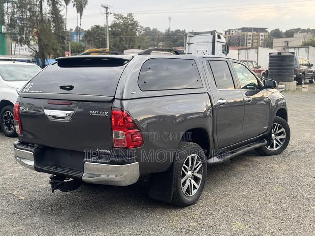 Toyota Hilux Rugged X 4x4 2018 Gray