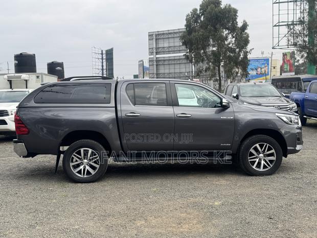 Toyota Hilux Rugged X 4x4 2018 Gray