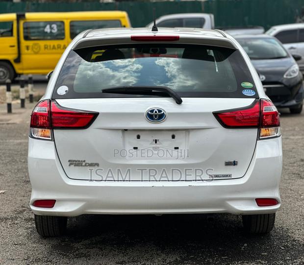 Toyota Corolla Fielder 1.5 Hybrid FWD 2018 White