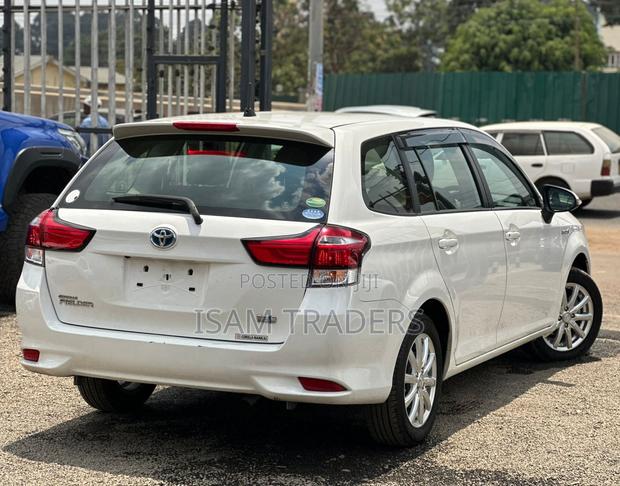 Toyota Corolla Fielder 1.5 Hybrid FWD 2018 White