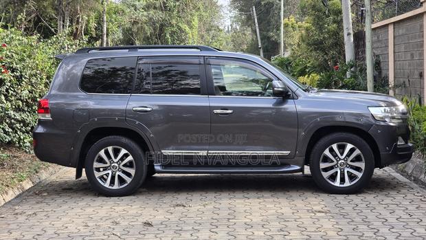 Toyota Land Cruiser 4.6 V8 ZX 2020 Gray