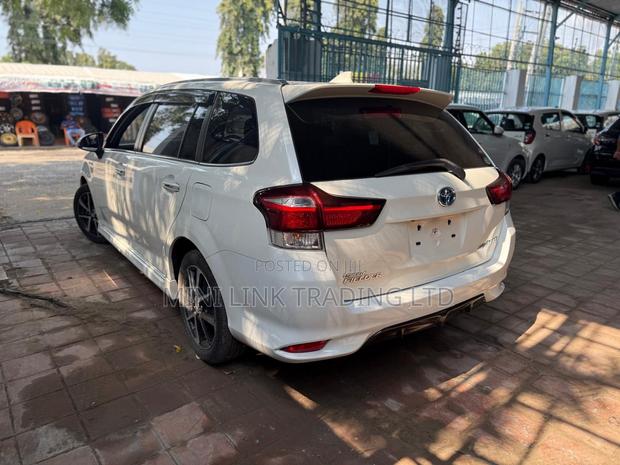 Toyota Corolla Fielder 1.5 Hybrid FWD 2018 Pearl