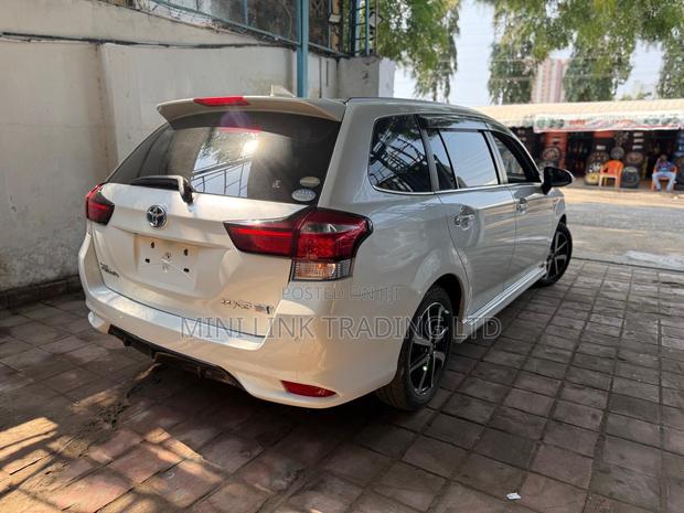 Toyota Corolla Fielder 1.5 Hybrid FWD 2018 Pearl