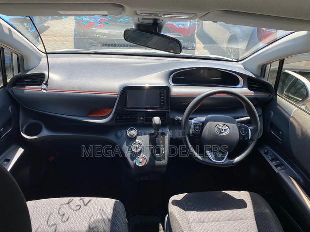 Toyota Sienta 2018 Silver