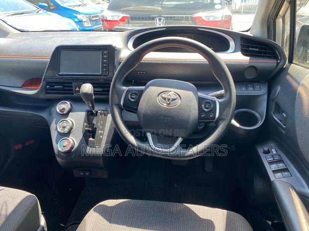 Toyota Sienta 2018 Silver