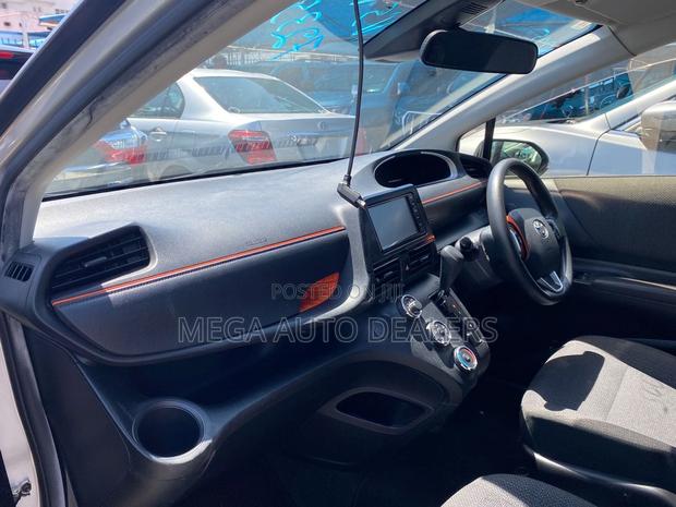 Toyota Sienta 2018 Silver