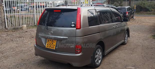 Toyota ISIS 1.8 Platana 2WD 2011 Gray